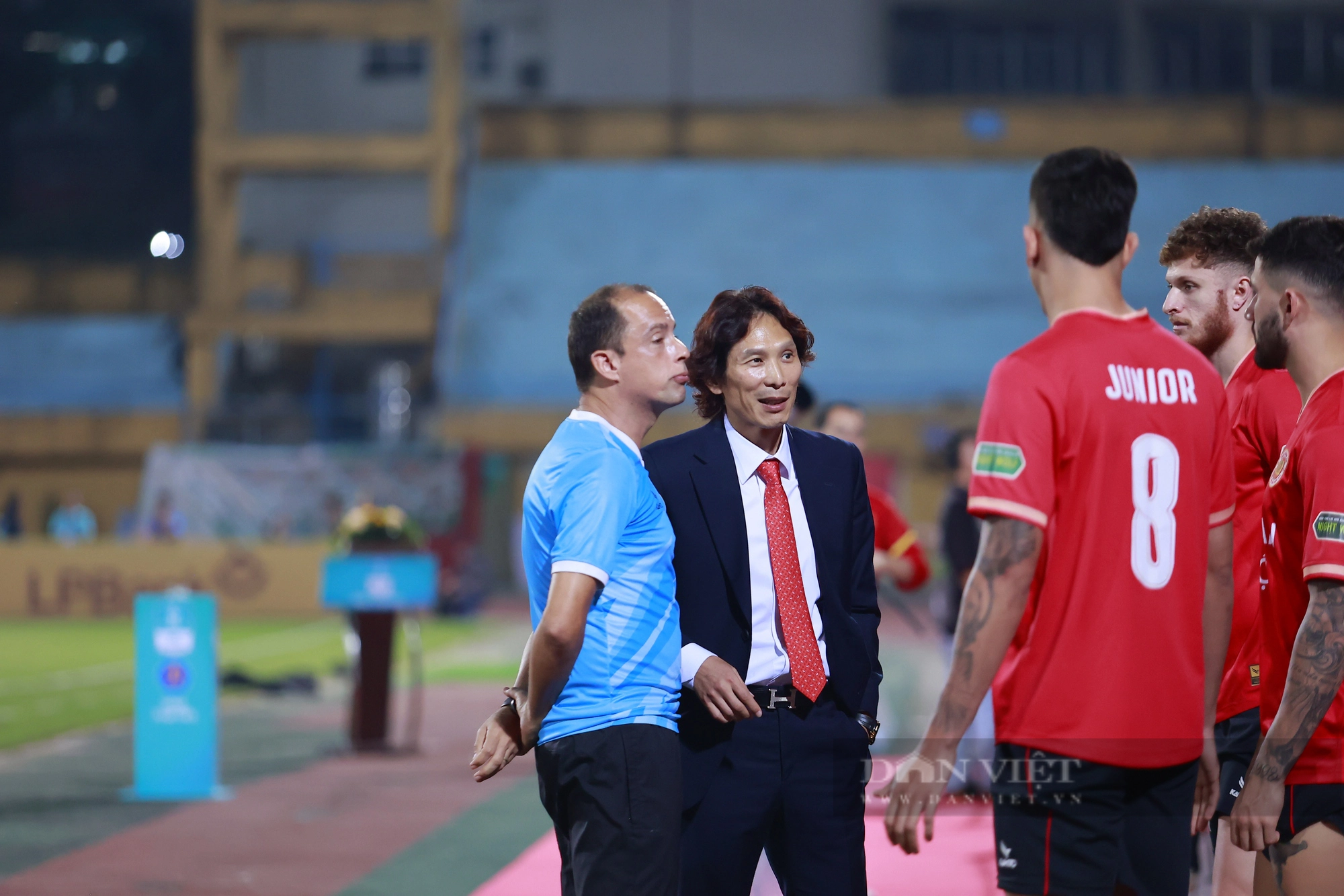 HLV Gong Oh-kuyn nói chuyện với các cầu thủ trước trận đấu - Ảnh 2.