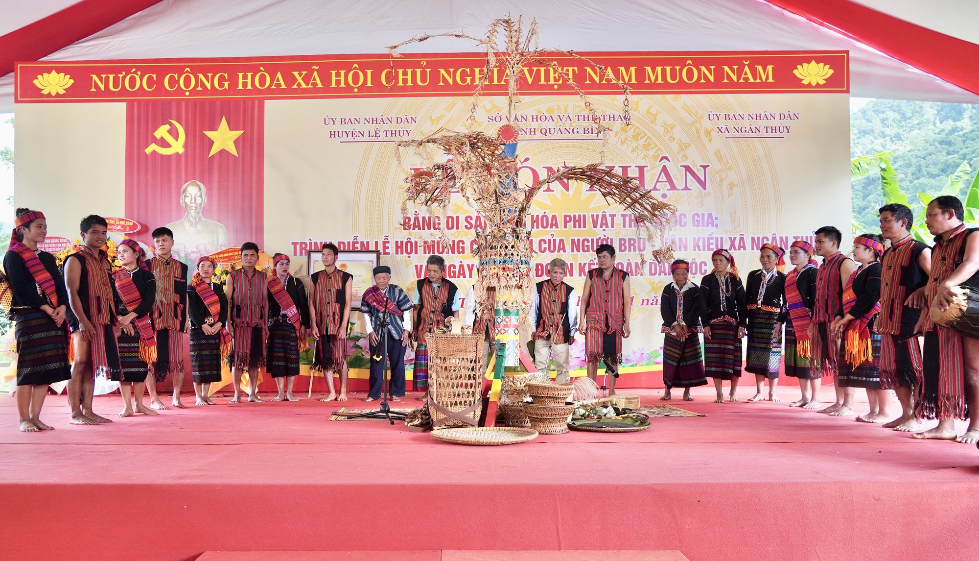 Quảng Bình: Đồng bào Bru– Vân Kiều ở nơi này xem lúa như vị thần, sau thu hoạch đều tổ chức lễ mừng cơm mới - Ảnh 5.