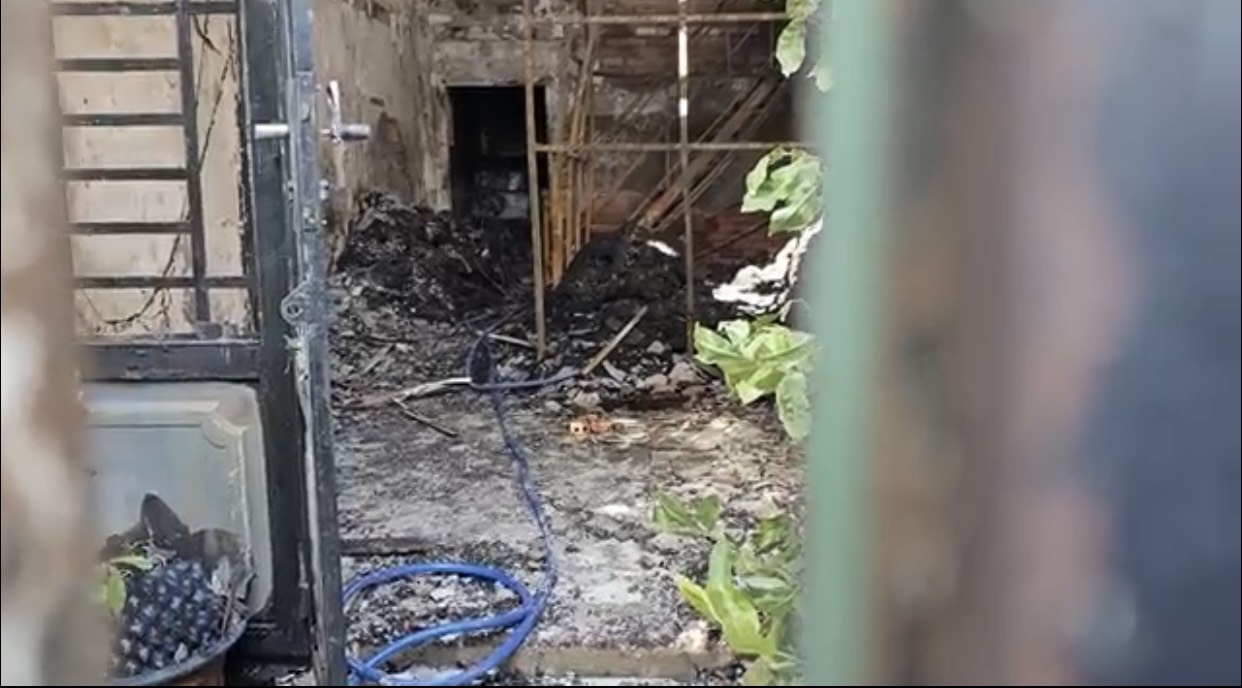 Nhà dân khóa trái cửa bên trong bị hỏa hoạn thiêu rụi nhiều tài sản ở TP.HCM - Ảnh 1.