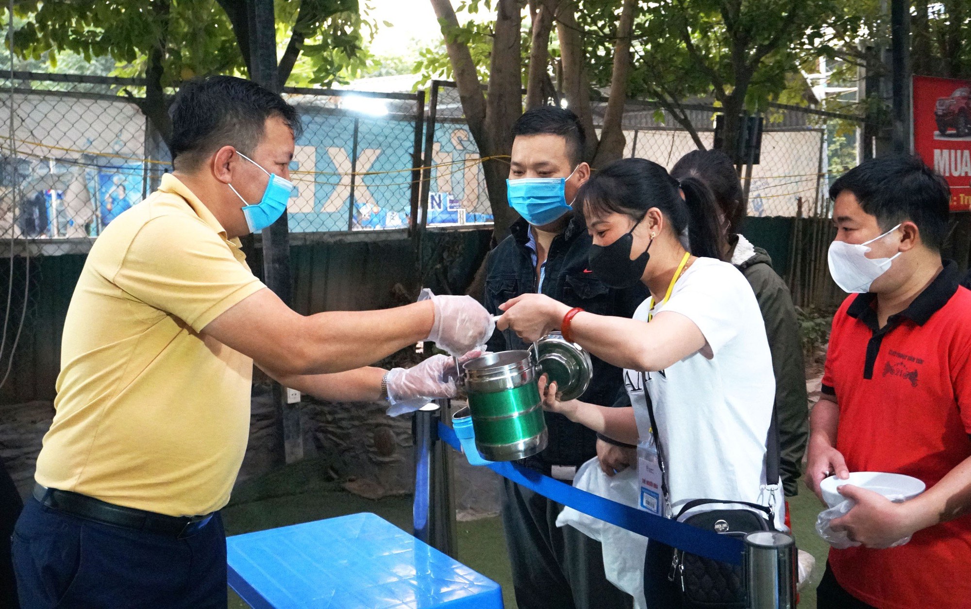 Gói yêu thương, trao hy vọng với hơn 1.000 suất ăn 0 đồng  - Ảnh 3.