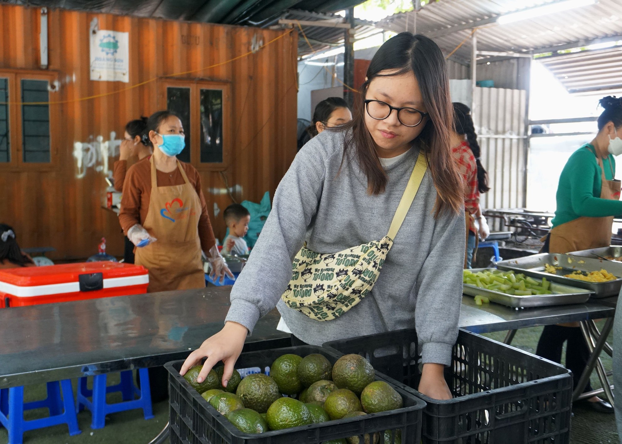 Gói yêu thương, trao hy vọng với hơn 1.000 suất ăn 0 đồng  - Ảnh 16.