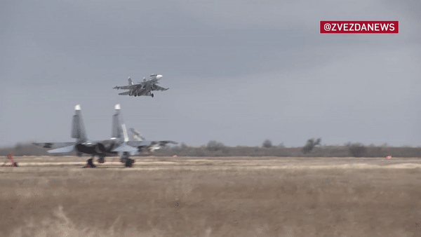 Cận cảnh tiêm kích Su-30SM Nga bắn nổ xuồng tự sát gần Crimea - Ảnh 1.