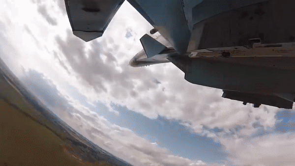 Cận cảnh tiêm kích Su-30SM Nga bắn nổ xuồng tự sát gần Crimea - Ảnh 11.