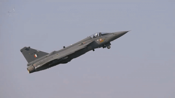Hình ảnh Thủ tướng Ấn Độ bay trên tiêm kích Tejas do nước này tự phát triển - Ảnh 12.