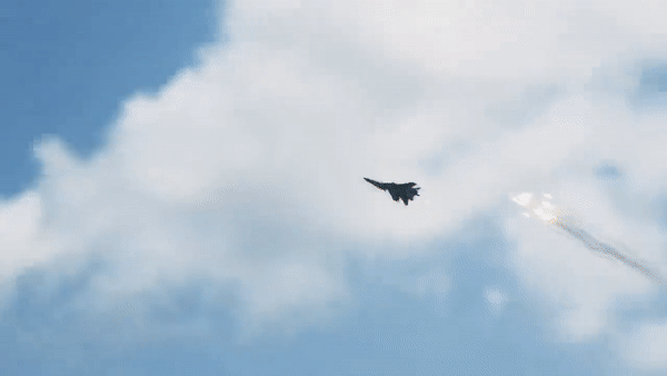 Cận cảnh tiêm kích Su-30SM Nga bắn nổ xuồng tự sát gần Crimea - Ảnh 15.