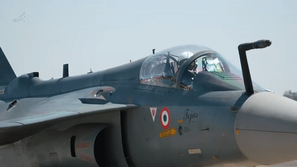 Hình ảnh Thủ tướng Ấn Độ bay trên tiêm kích Tejas do nước này tự phát triển - Ảnh 15.