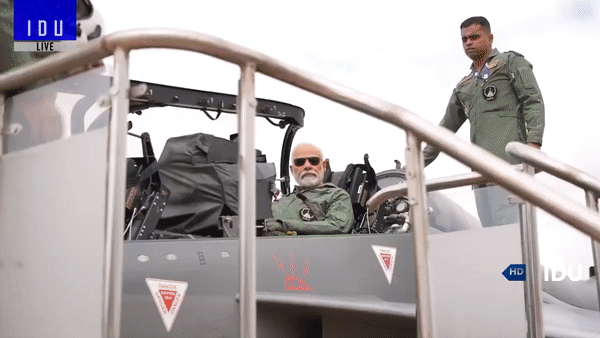 Hình ảnh Thủ tướng Ấn Độ bay trên tiêm kích Tejas do nước này tự phát triển - Ảnh 3.