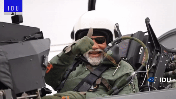 Hình ảnh Thủ tướng Ấn Độ bay trên tiêm kích Tejas do nước này tự phát triển - Ảnh 7.