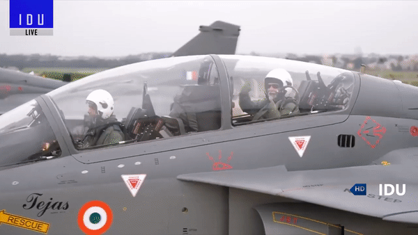 Hình ảnh Thủ tướng Ấn Độ bay trên tiêm kích Tejas do nước này tự phát triển - Ảnh 8.
