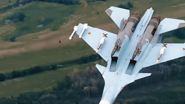 Cận cảnh tiêm kích Su-30SM Nga bắn nổ xuồng tự sát gần Crimea - Ảnh 9.