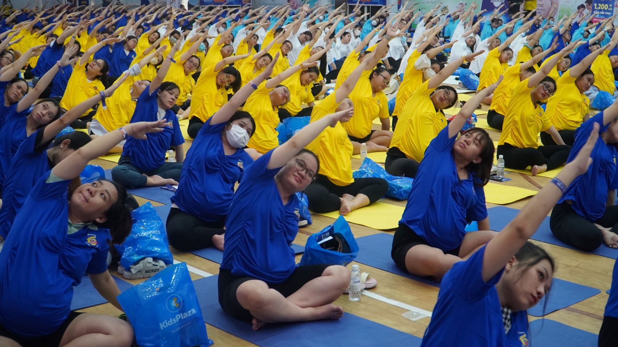 Hàng trăm mẹ bầu tham gia đồng diễn yoga lần đầu tiên ở TP.HCM - Ảnh 9.