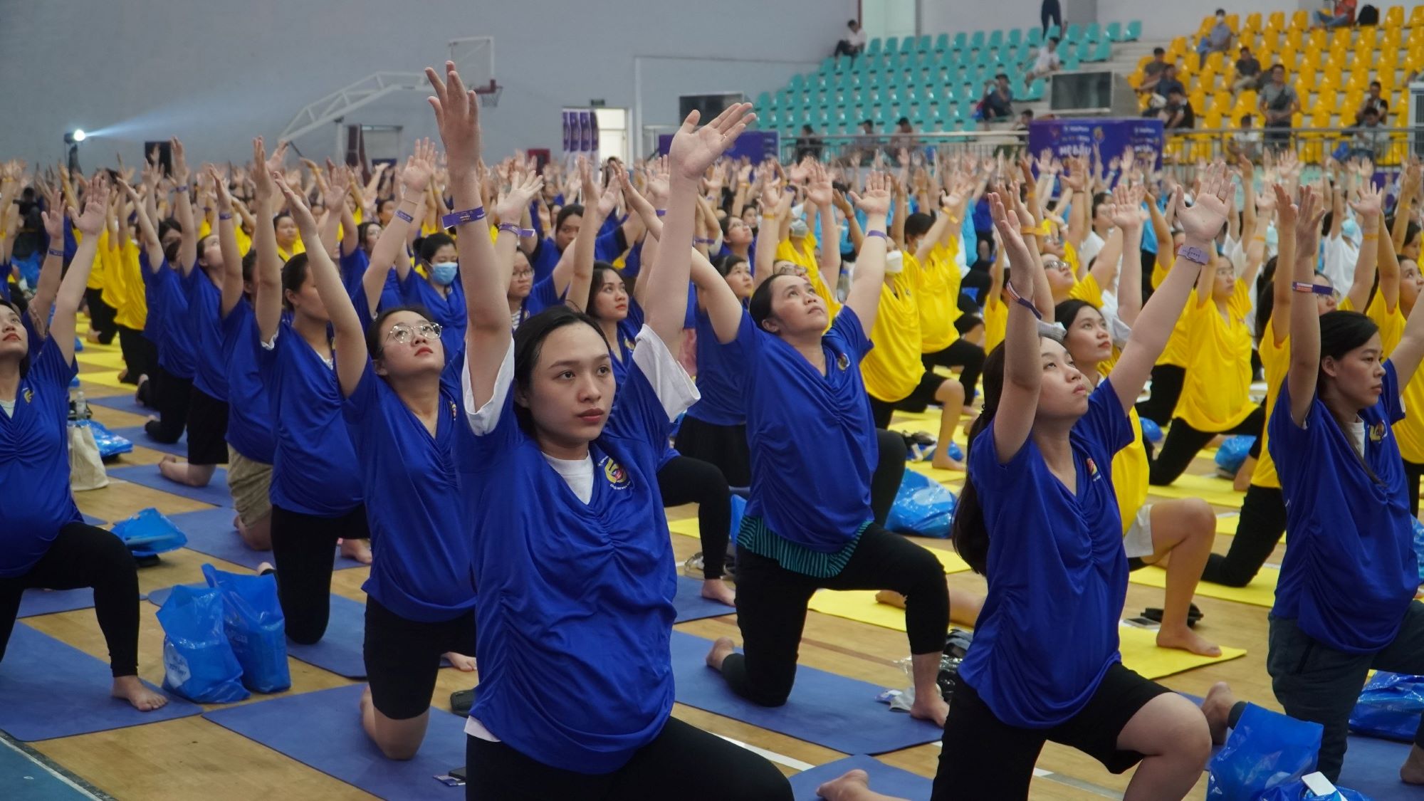 Hàng trăm mẹ bầu tham gia đồng diễn yoga lần đầu tiên ở TP.HCM - Ảnh 1.