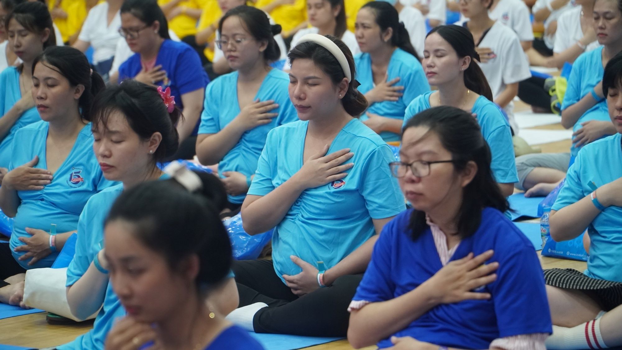 Hàng trăm mẹ bầu tham gia đồng diễn yoga lần đầu tiên ở TP.HCM - Ảnh 5.