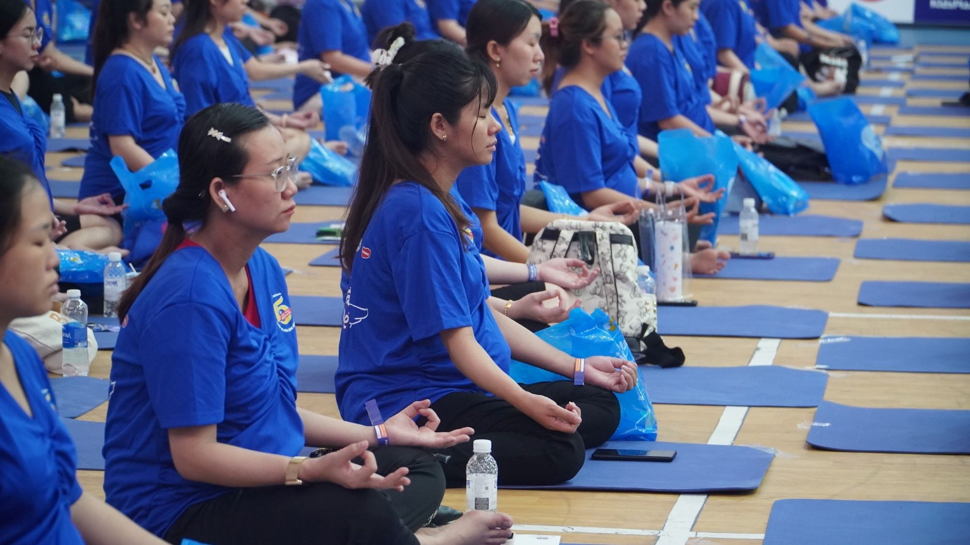 Hàng trăm mẹ bầu tham gia đồng diễn yoga lần đầu tiên ở TP.HCM - Ảnh 4.