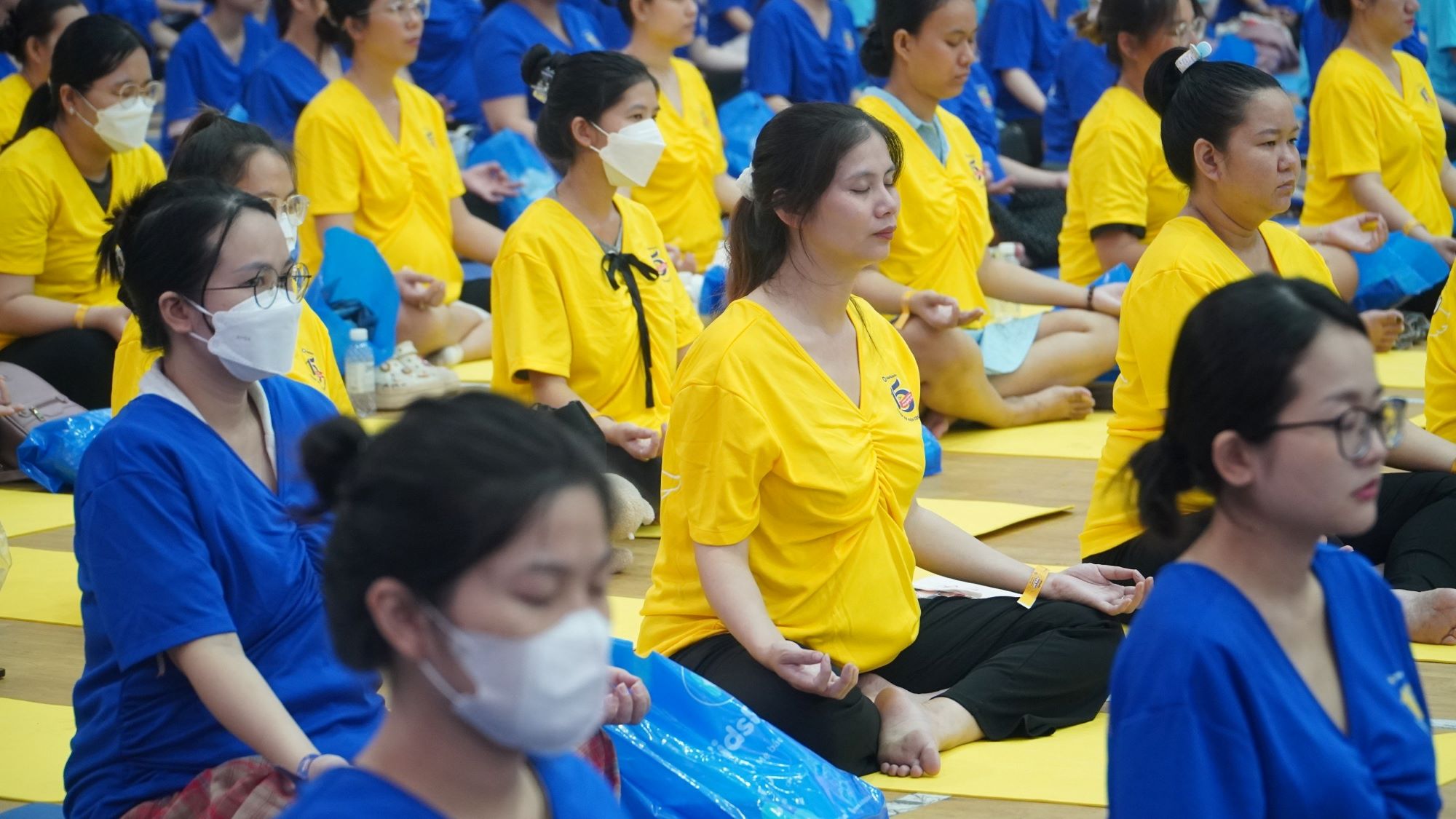 Hàng trăm mẹ bầu tham gia đồng diễn yoga lần đầu tiên ở TP.HCM - Ảnh 2.
