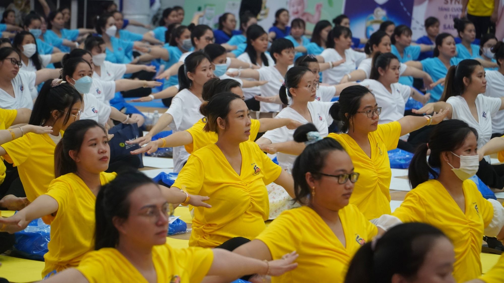 Hàng trăm mẹ bầu tham gia đồng diễn yoga lần đầu tiên ở TP.HCM - Ảnh 10.