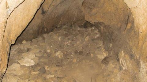 Ở Điện Biên có một hang đá, nơi khảo cổ phát lộ la liệt hiện vật cổ bằng đồng, bếp nguyên thủy, mộ táng - Ảnh 1.