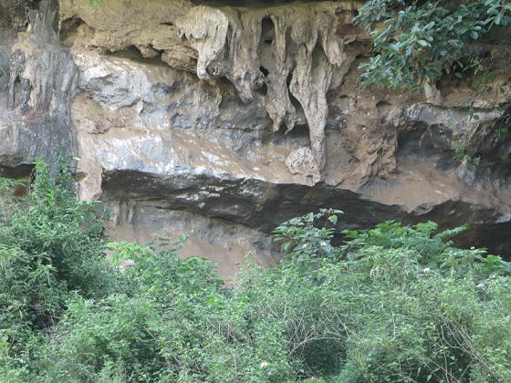 Ở Điện Biên có một hang đá, nơi khảo cổ phát lộ la liệt hiện vật cổ bằng đồng, bếp nguyên thủy, mộ táng - Ảnh 2.