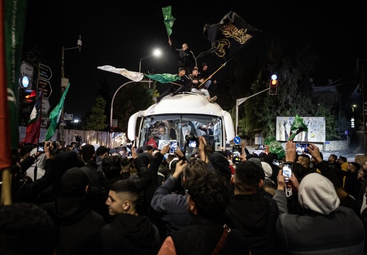 Trao đổi tù nhân giữa Hamas và Israel: Cuộc hội ngộ xúc động ở Palestine - Ảnh 1.
