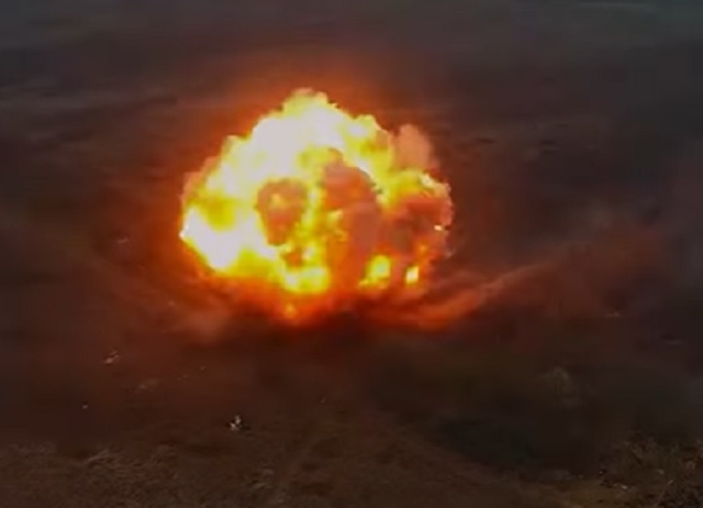 Video quân đội Ukraine phá hủy kho mìn 'khủng' của Nga tạo ra 'quả cầu lửa' khổng lồ - Ảnh 2.