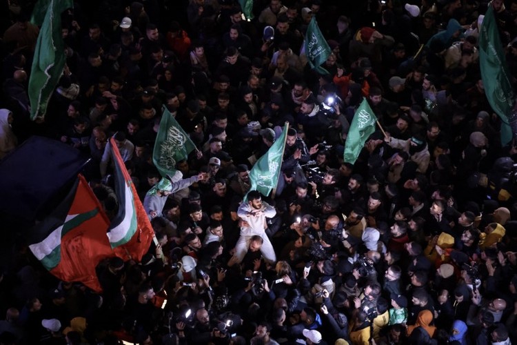 Trao đổi tù nhân giữa Hamas và Israel: Cuộc hội ngộ xúc động ở Palestine - Ảnh 2.