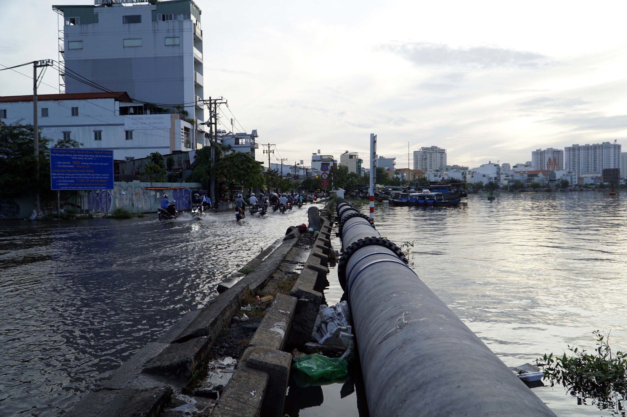 Triều cường cao kết hợp gió mùa Đông Bắc hoạt động mạnh, nhiều tuyến đường ở TP.HCM nguy cơ bị ngập - Ảnh 1.