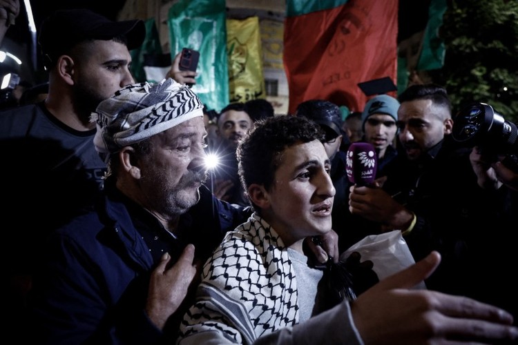 Trao đổi tù nhân giữa Hamas và Israel: Cuộc hội ngộ xúc động ở Palestine - Ảnh 4.