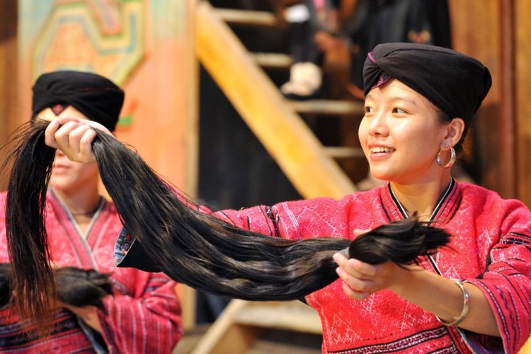 Hình ảnh những người Dao Đỏ sở hữu mái tóc dài nhất thế giới lên tới 2 mét - Ảnh 4.