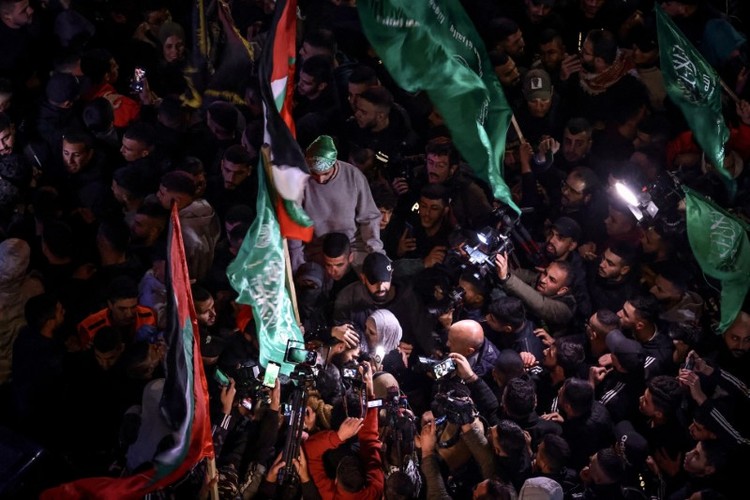 Trao đổi tù nhân giữa Hamas và Israel: Cuộc hội ngộ xúc động ở Palestine - Ảnh 9.