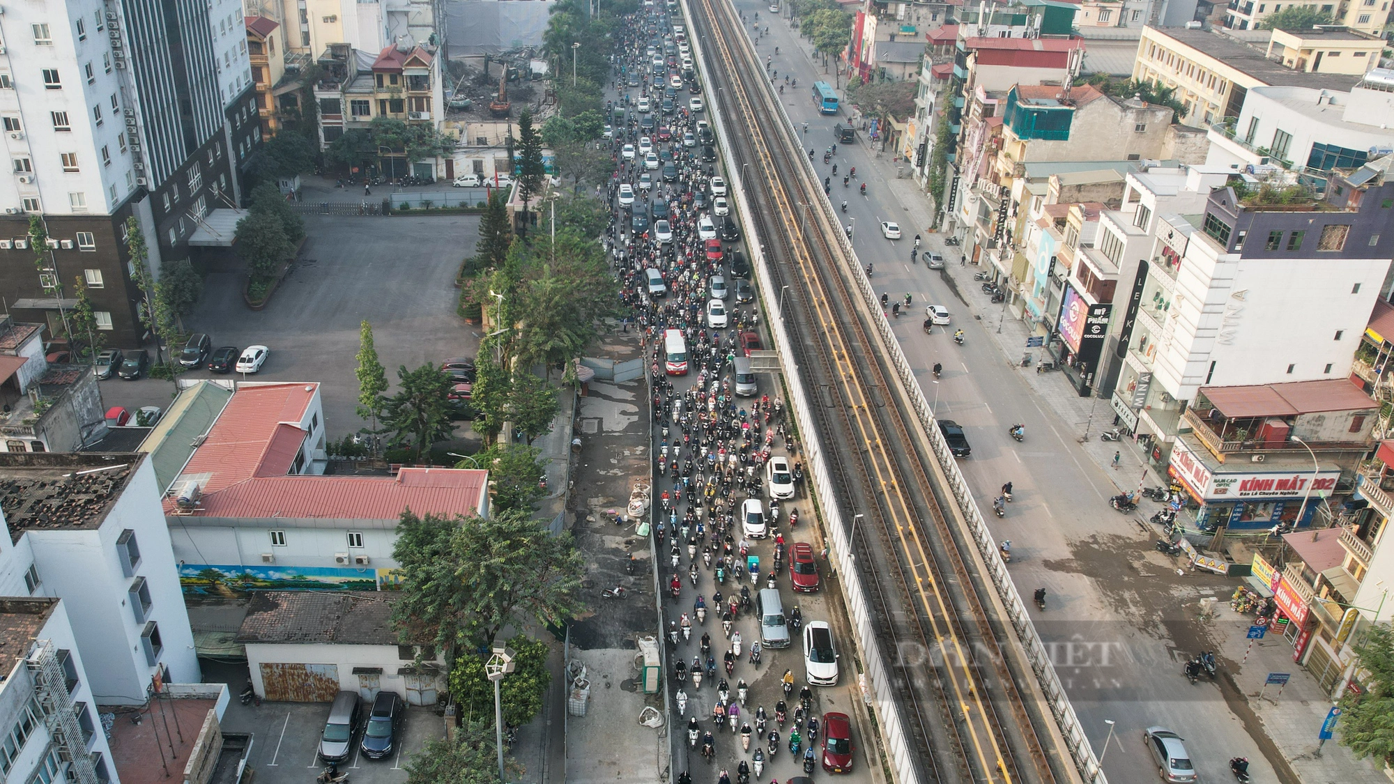 Bụi bay mịt mù, người dân chật vật đi qua nút giao thông 4 tầng ở Hà Nội - Ảnh 3.