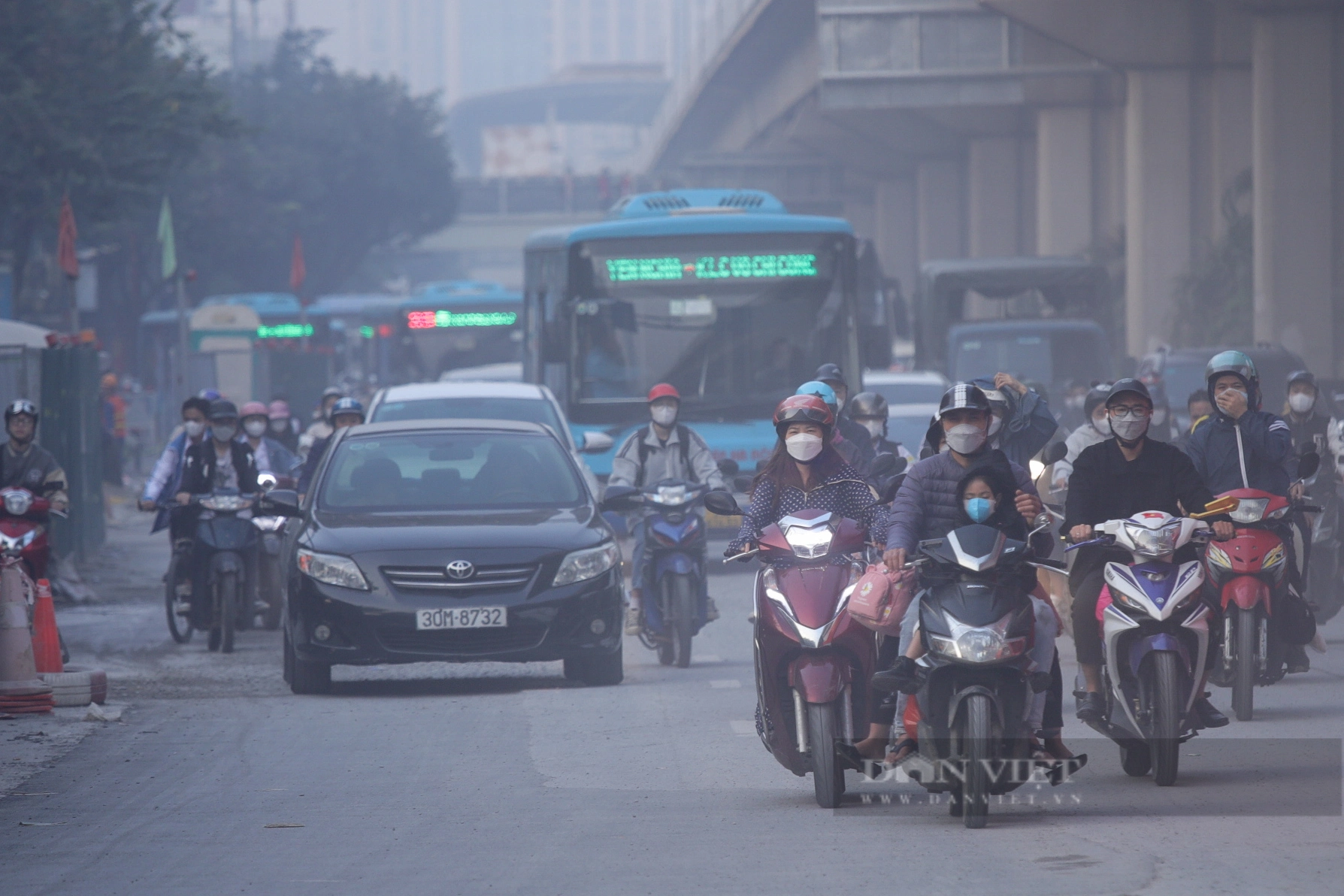 Bụi bay mịt mù, người dân chật vật đi qua nút giao thông 4 tầng ở Hà Nội - Ảnh 5.