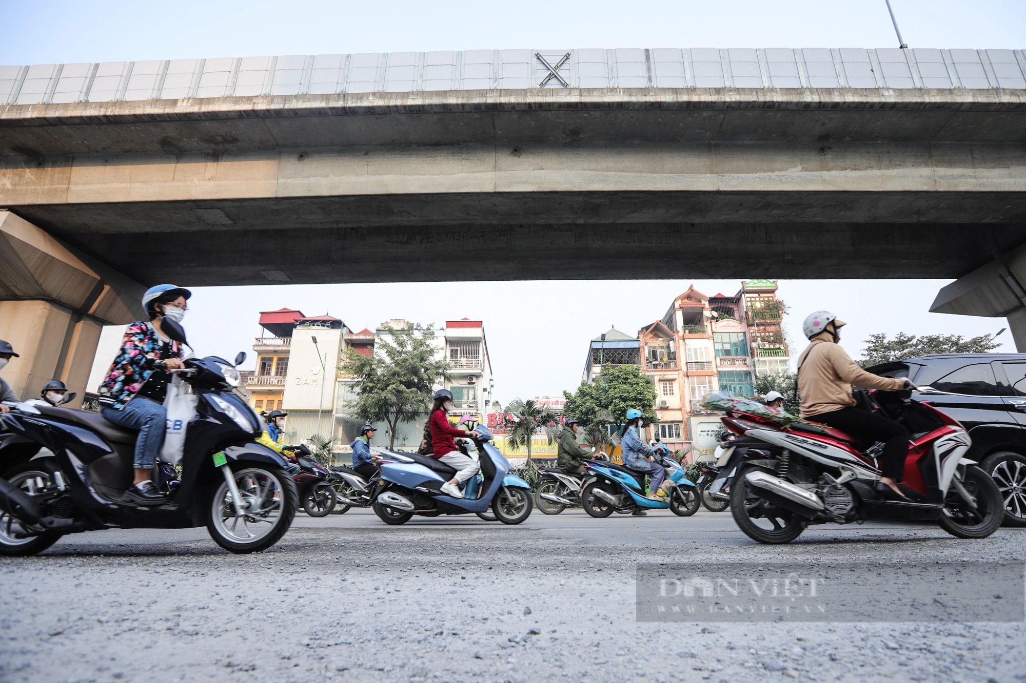 Bụi bay mịt mù, người dân chật vật đi qua nút giao thông 4 tầng ở Hà Nội - Ảnh 8.