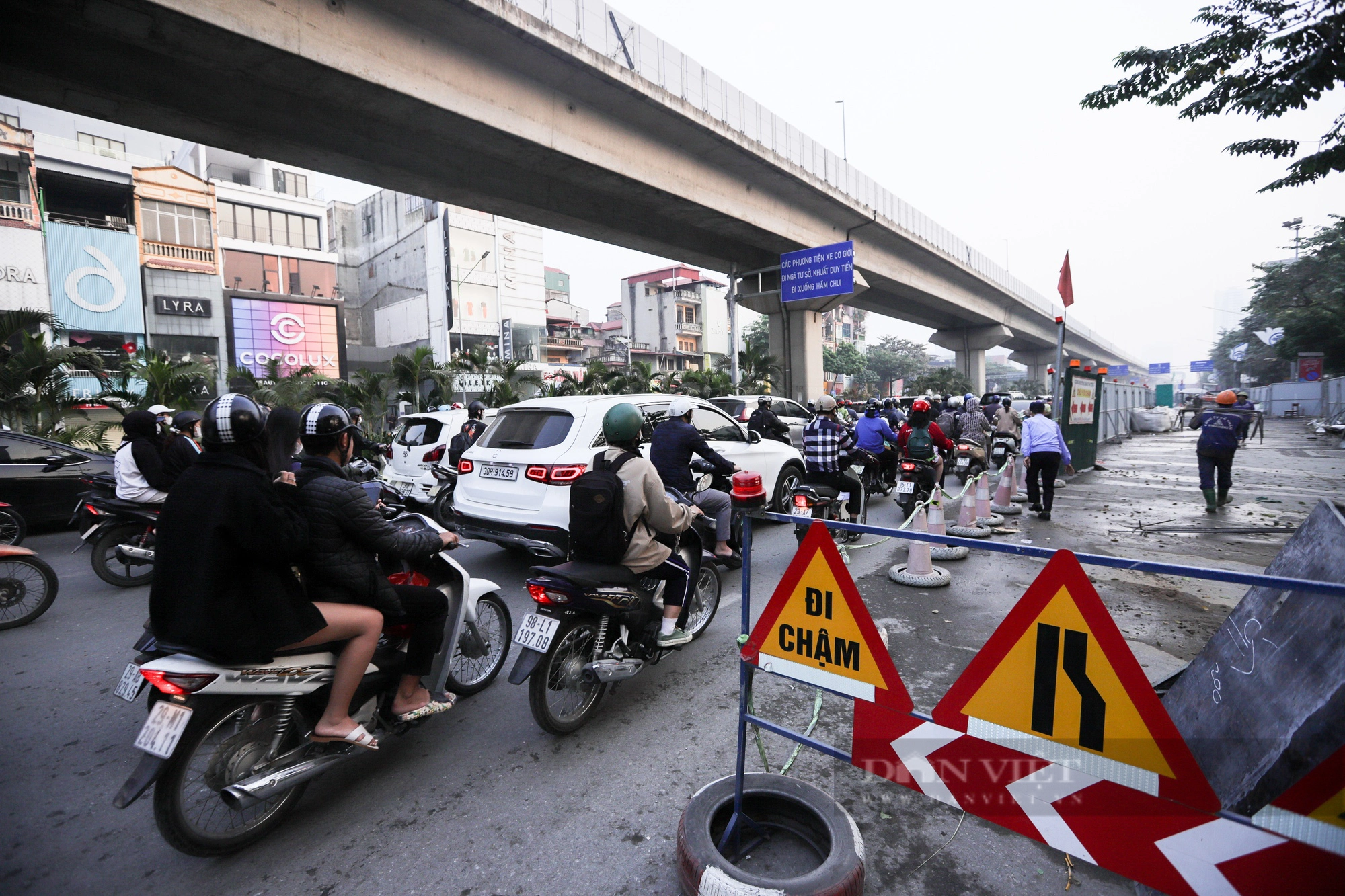 Bụi bay mịt mù, người dân chật vật đi qua nút giao thông 4 tầng ở Hà Nội - Ảnh 9.