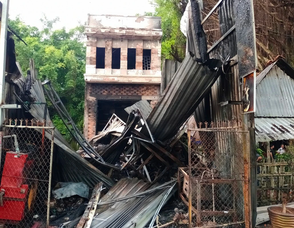 Cháy nhà làm 2 cha con tử vong lúc rạng sáng ở Vĩnh Long - Ảnh 1.