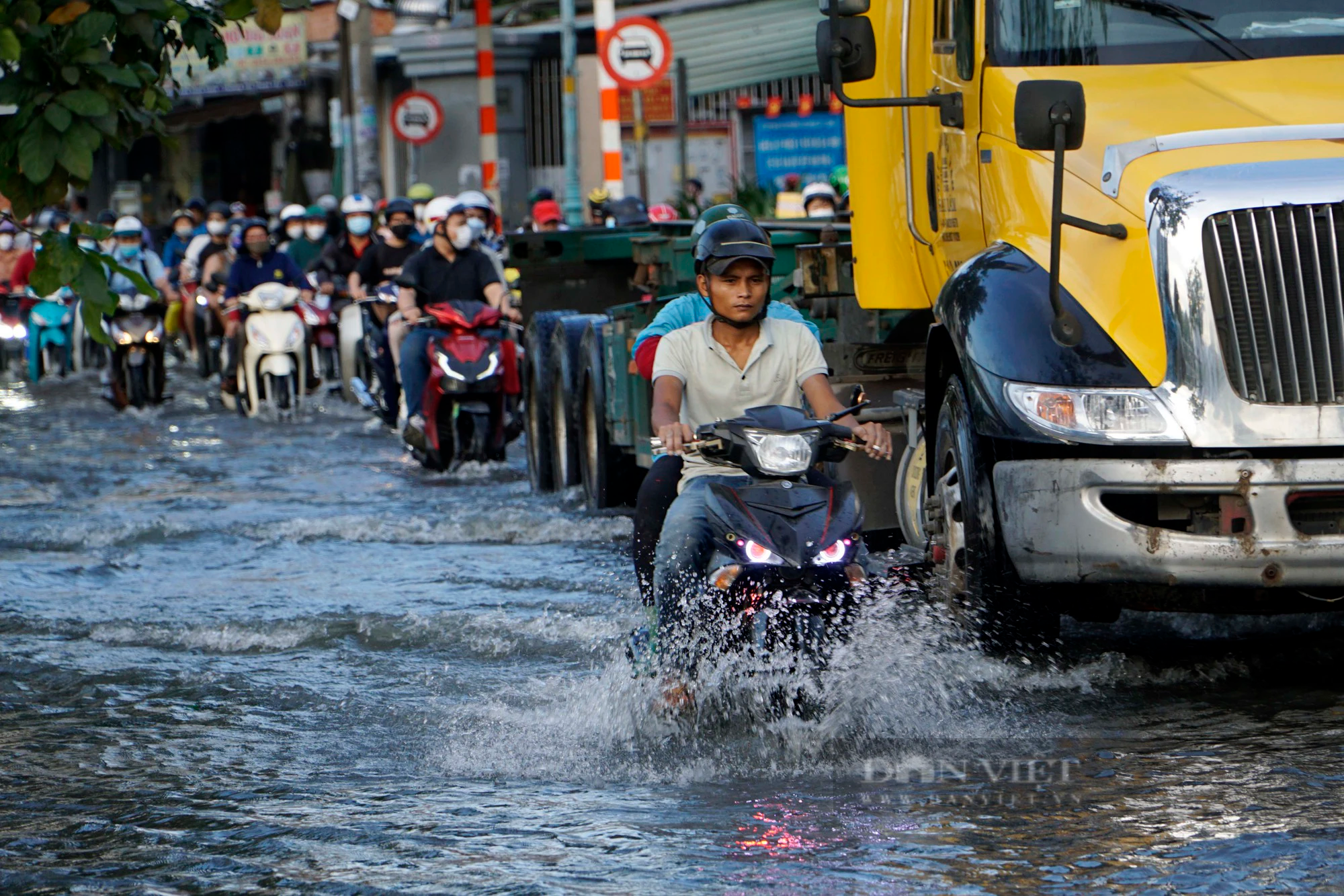 Triều cường lên ngập đường, người dân chật vật trở về nhà trong giờ tan tầm - Ảnh 2.