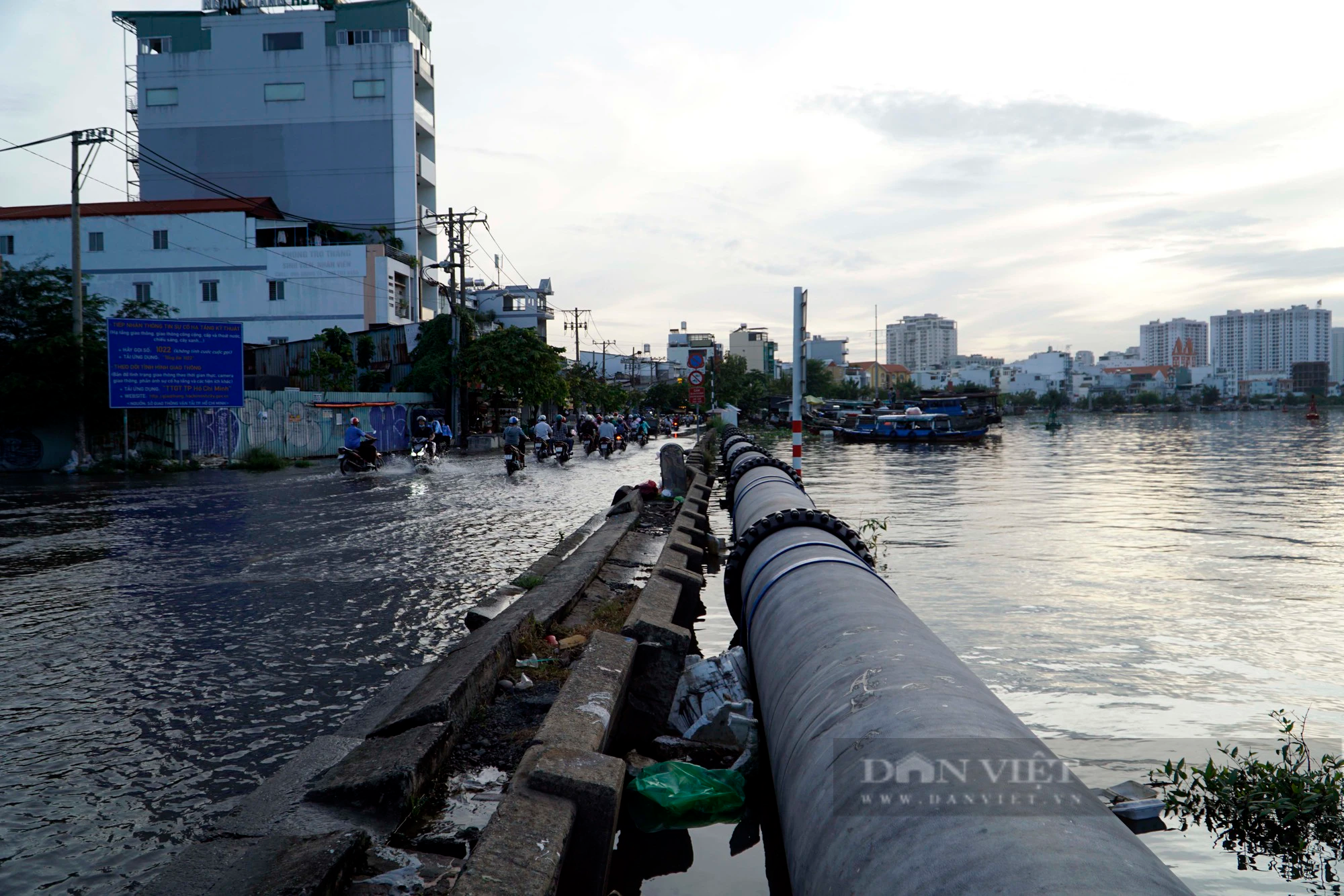 Triều cường lên ngập đường, người dân chật vật trở về nhà trong giờ tan tầm - Ảnh 3.