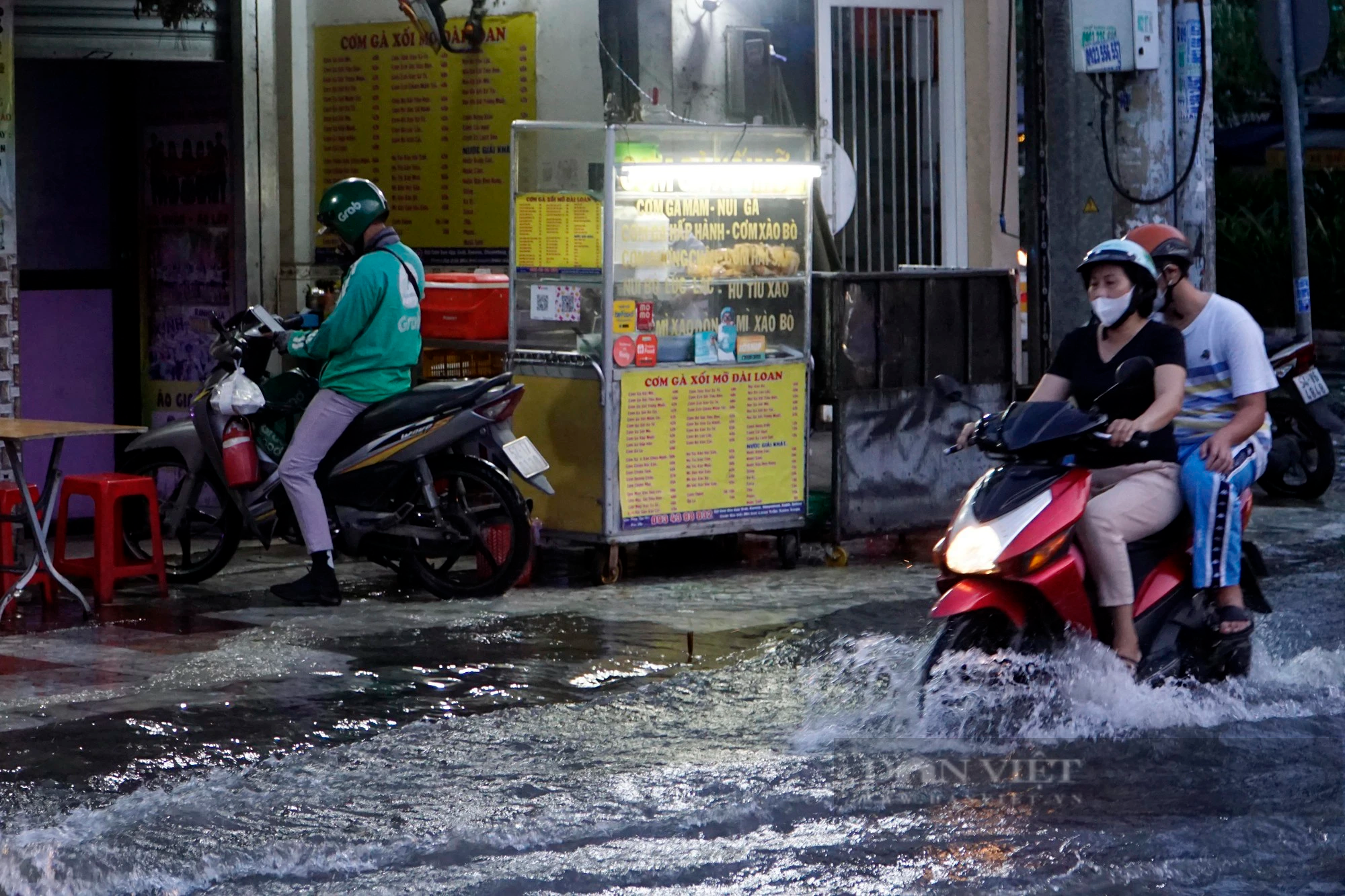 Triều cường lên ngập đường, người dân chật vật trở về nhà trong giờ tan tầm - Ảnh 4.