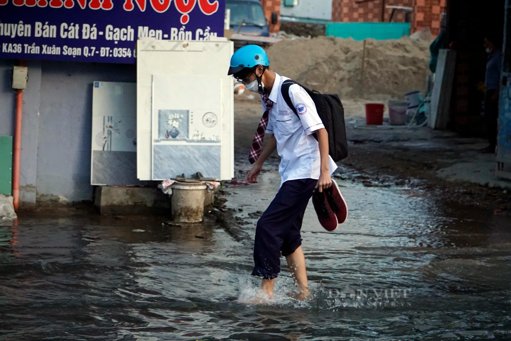 Triều cường lên ngập đường, người dân chật vật trở về nhà trong giờ tan tầm - Ảnh 6.