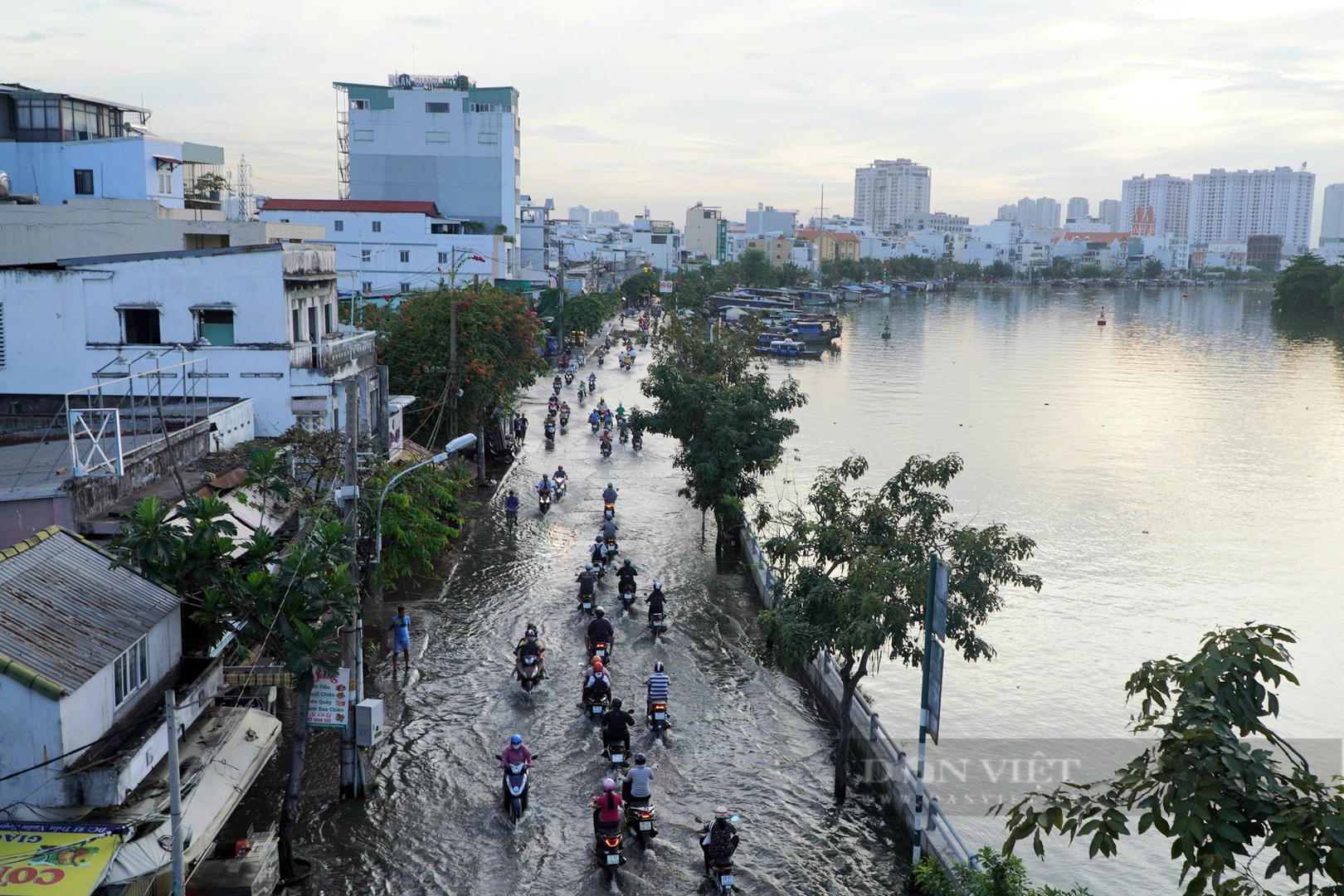 Triều cường lên ngập đường, người dân chật vật trở về nhà trong giờ tan tầm - Ảnh 9.