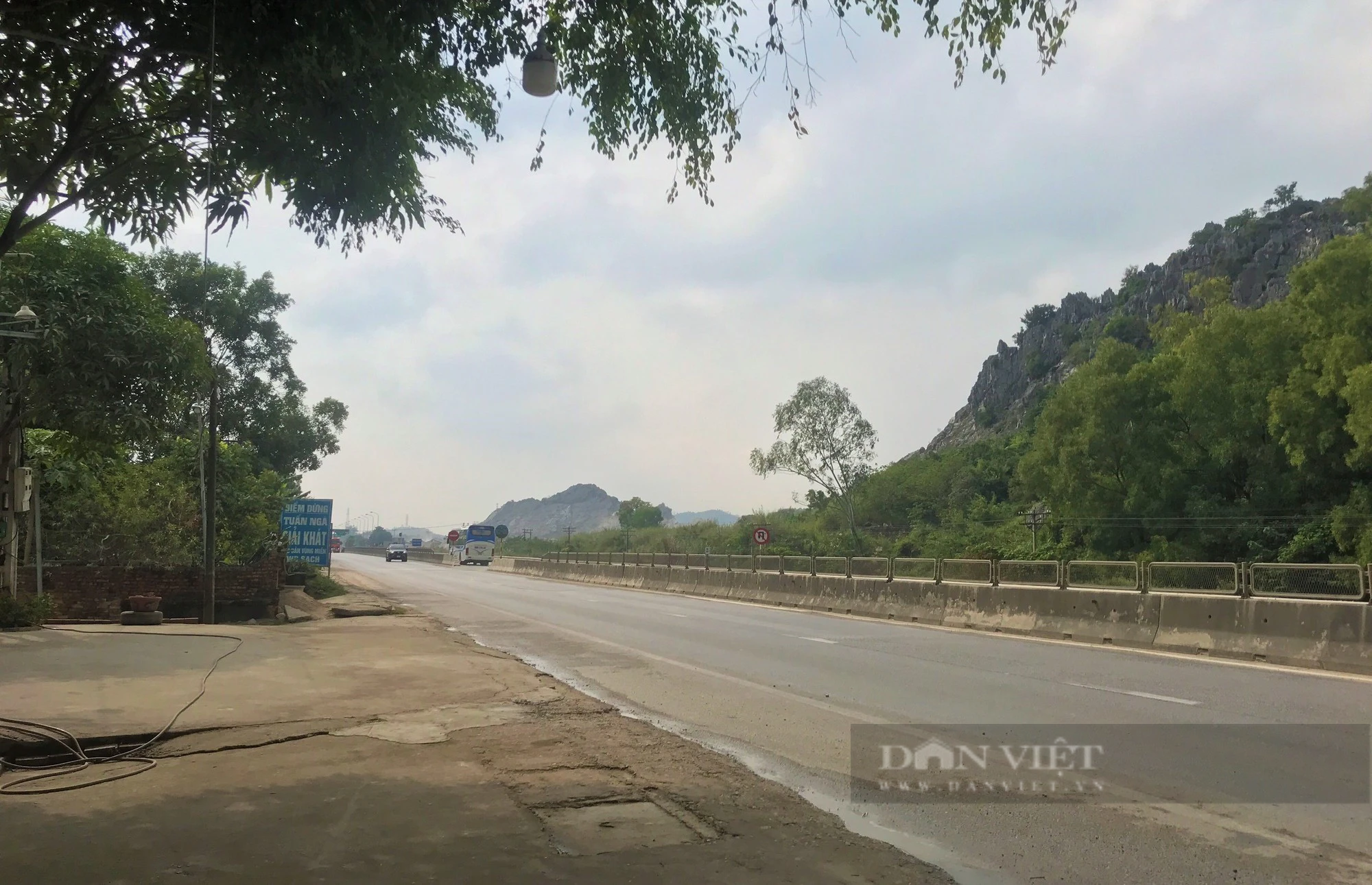 Nghệ An: Mỏ đá nổ mìn khai thác, đá bay ra quốc lộ 1A, dội vào nhà dân - Ảnh 3.