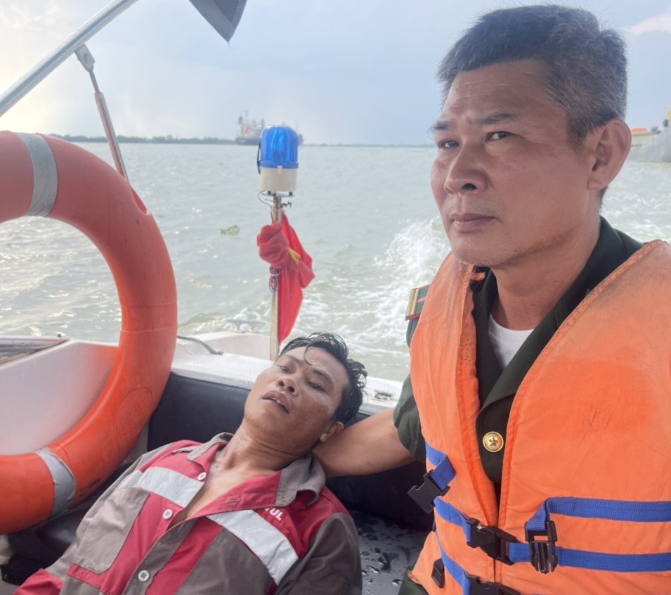 30 phút giải cứu người đàn ông bị trôi trên sông ở TP.HCM - Ảnh 1.