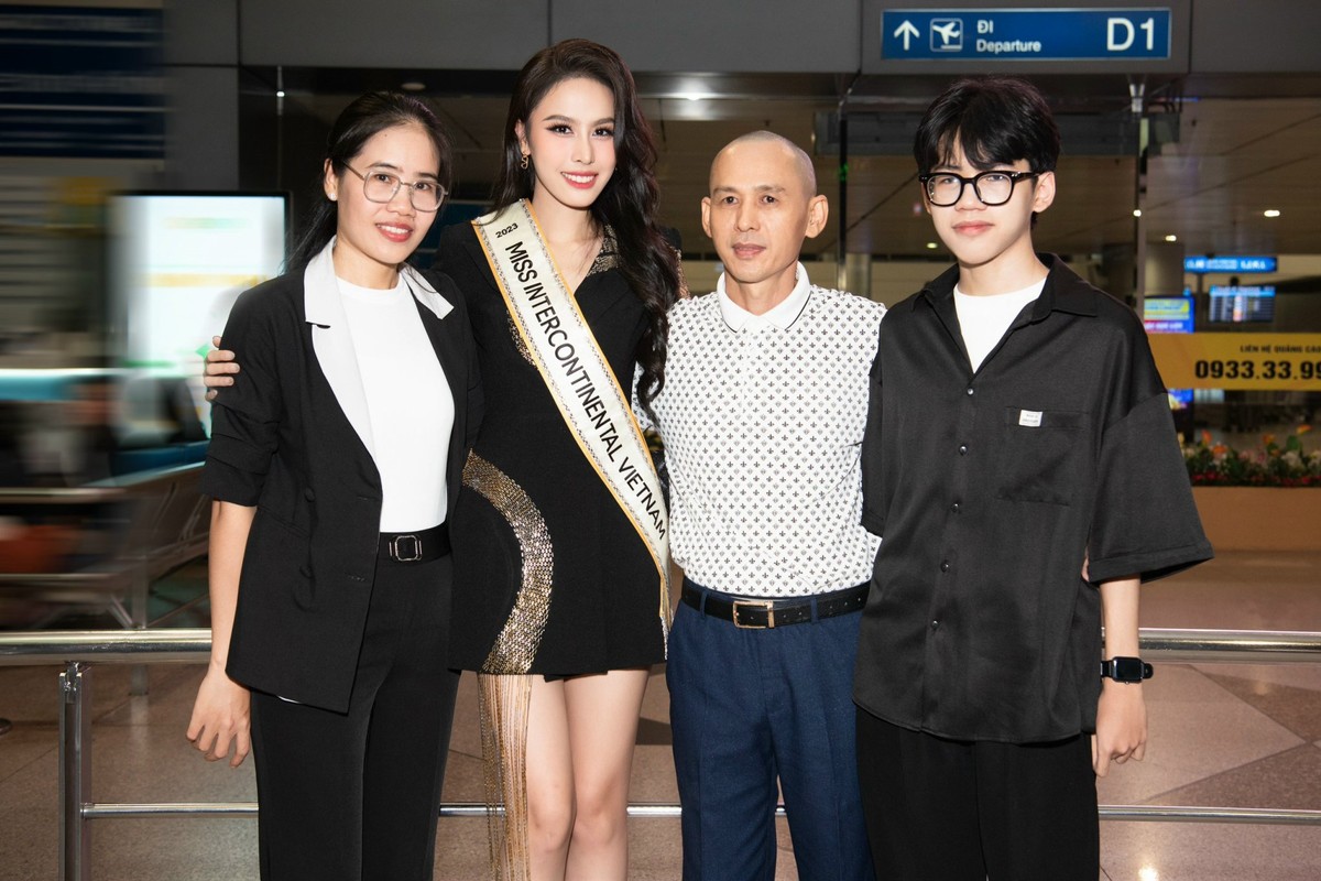 Á hậu Ngọc Hằng tung clip catwalk &quot;thần sầu&quot;, mang 100kg hành lý đi thi Hoa hậu Liên lục địa 2023 - Ảnh 3.