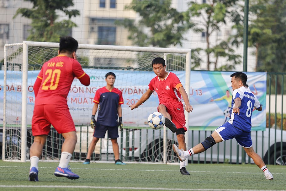 Giải bóng đá Báo NTNN/Dân Việt lần thứ 14 - Tranh cúp Mùa Thu năm 2023: 12 đội tranh tài - Ảnh 2.