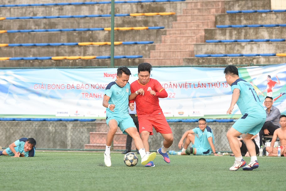 Giải bóng đá Báo NTNN/Dân Việt lần thứ 14 - Tranh cúp Mùa Thu năm 2023: 12 đội tranh tài - Ảnh 1.