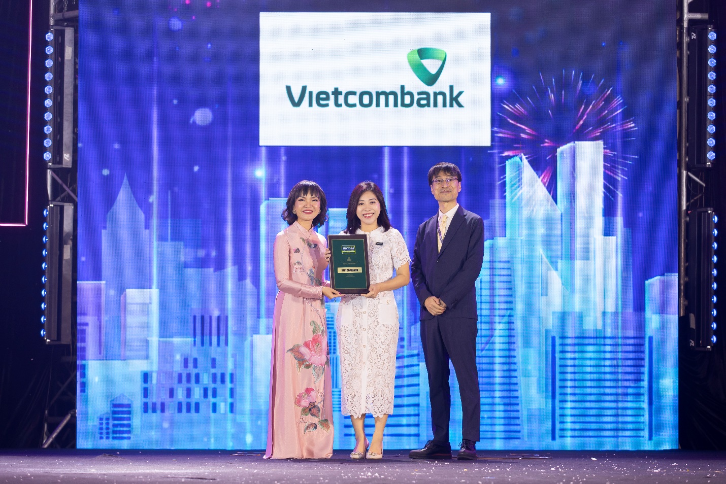 Vietcombank 8 năm liên tiếp là ngân hàng có môi trường làm việc tốt nhất Việt Nam  - Ảnh 1.