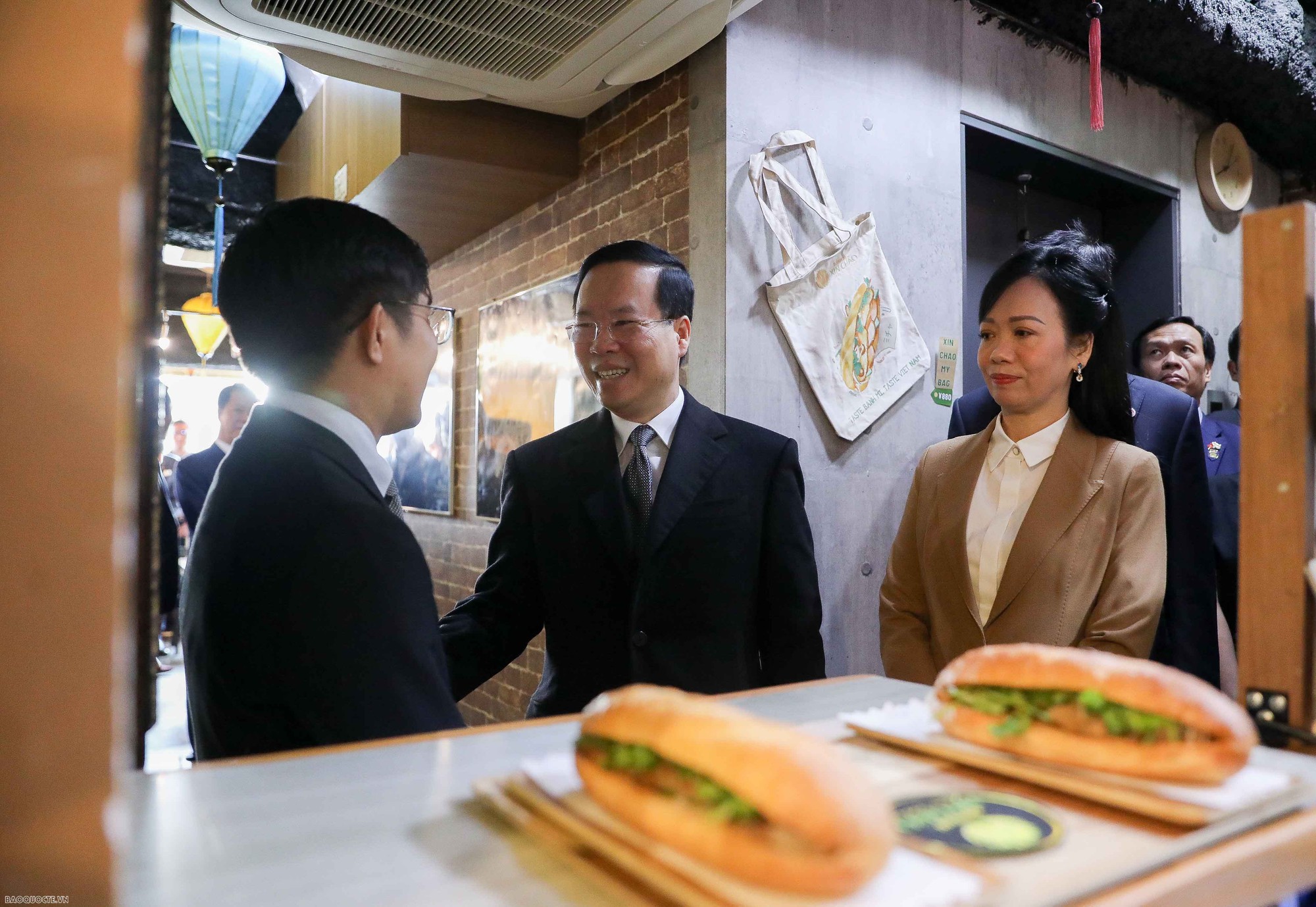 Chủ tịch nước và các quan chức Nhật Bản thưởng thức bánh mì, cafe Việt giữa Tokyo - Ảnh 1.