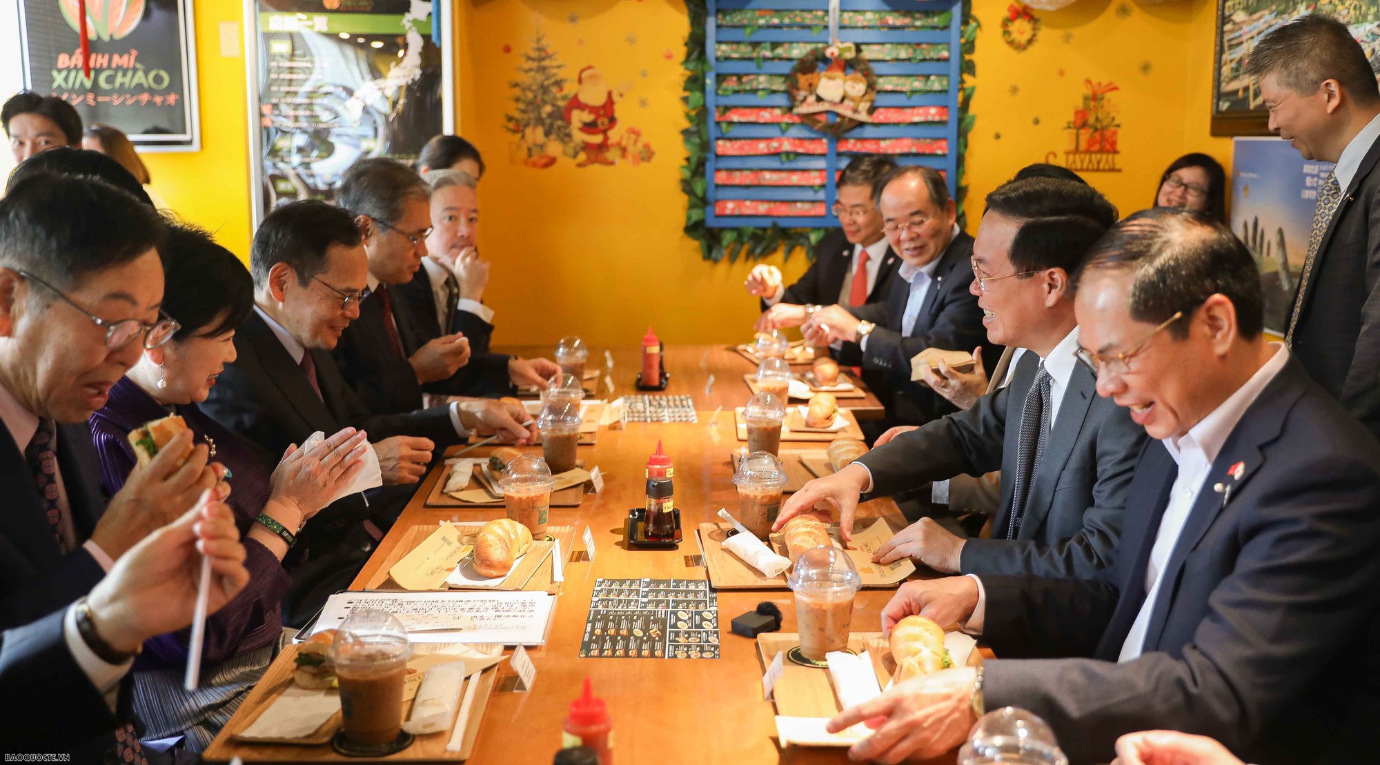 Chủ tịch nước và các quan chức Nhật Bản thưởng thức bánh mì, cafe Việt giữa Tokyo - Ảnh 4.