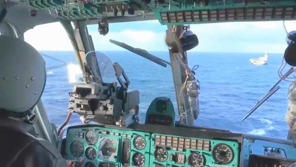 Trực thăng hải quân Ka-29 của Nga xạ kích mục tiêu gần Crimea - Ảnh 14.