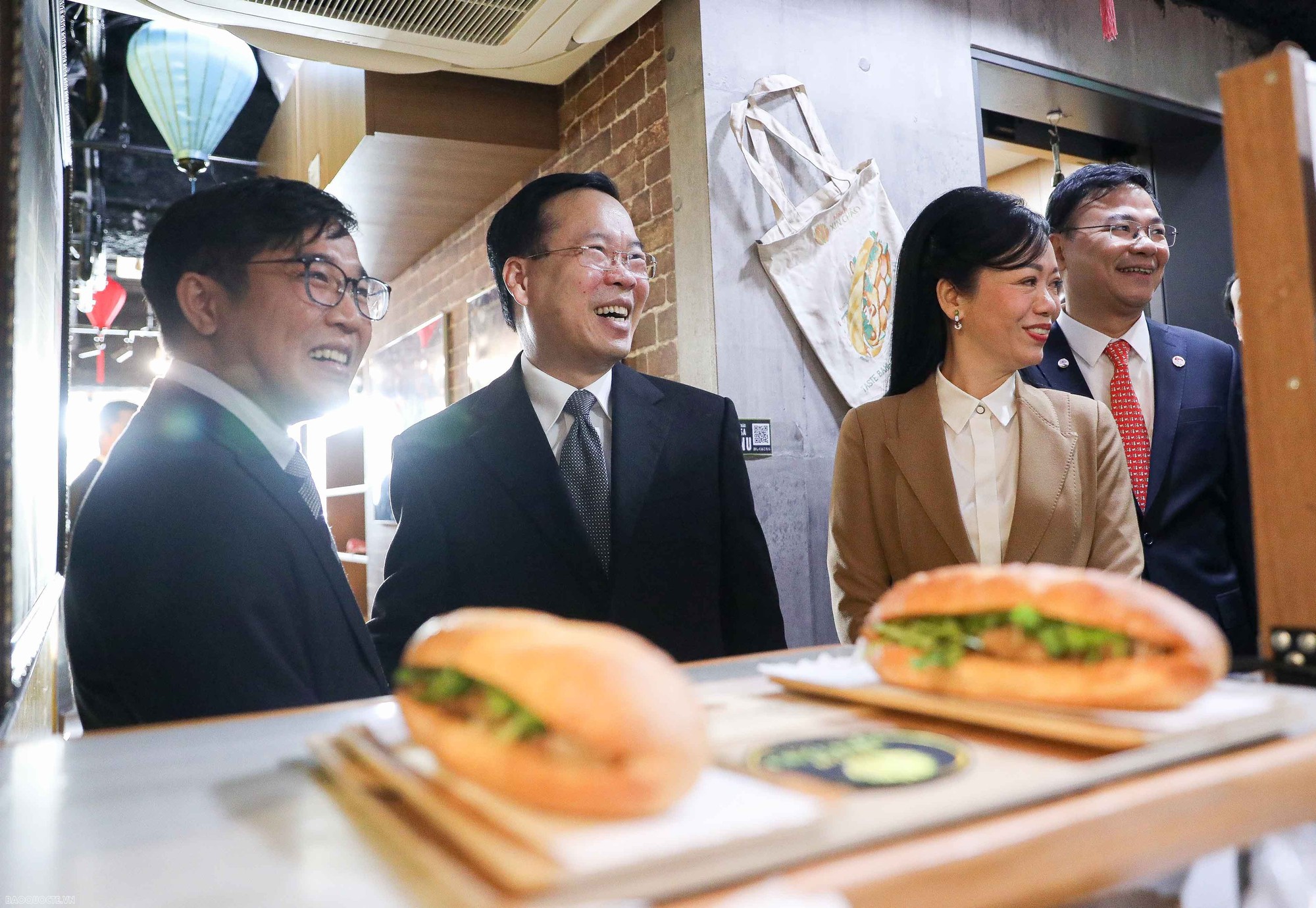 Chủ tịch nước và các quan chức Nhật Bản thưởng thức bánh mì, cafe Việt giữa Tokyo - Ảnh 2.
