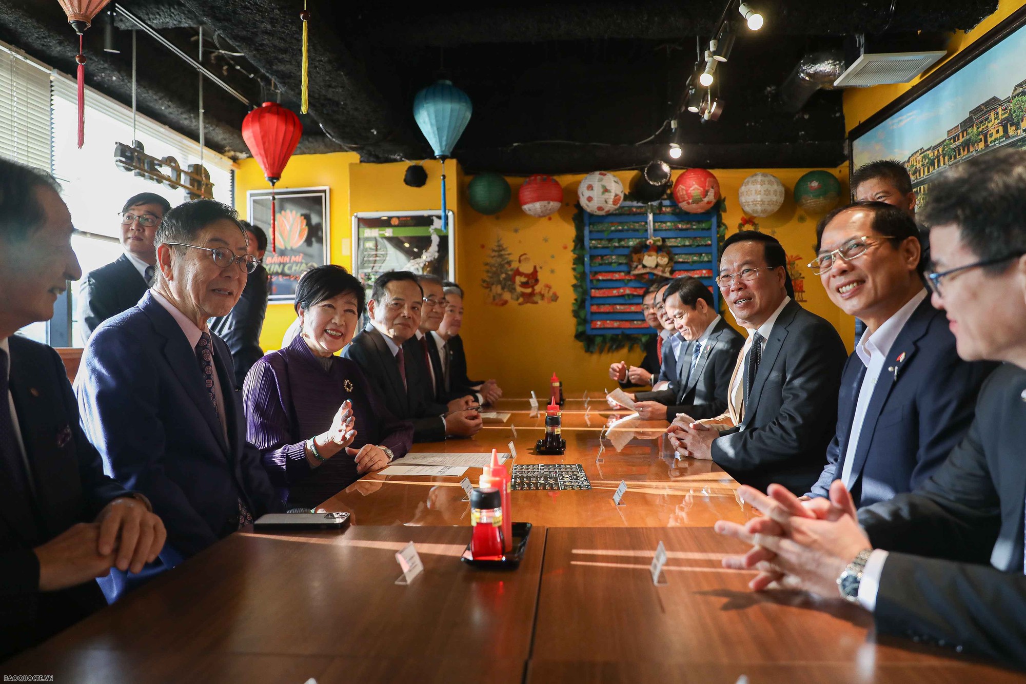 Chủ tịch nước và các quan chức Nhật Bản thưởng thức bánh mì, cafe Việt giữa Tokyo - Ảnh 3.